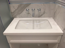 Прямая столешница для ванной из акрилового камня Corian Glacier White